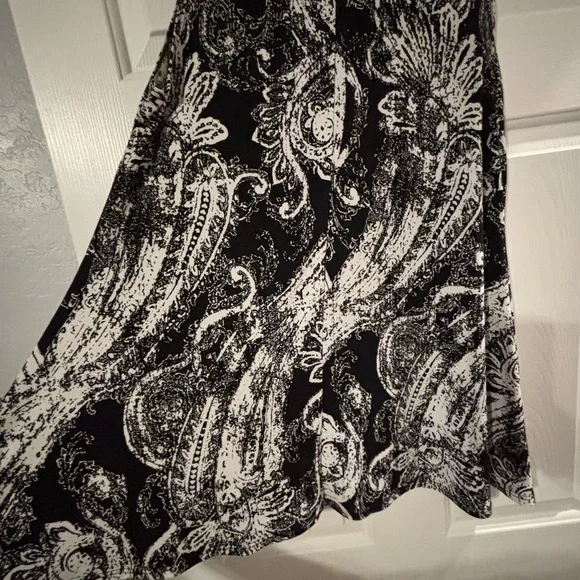 Jostar Chic Black and White Paisley Tank Top/Dress - Picture 7 of 7